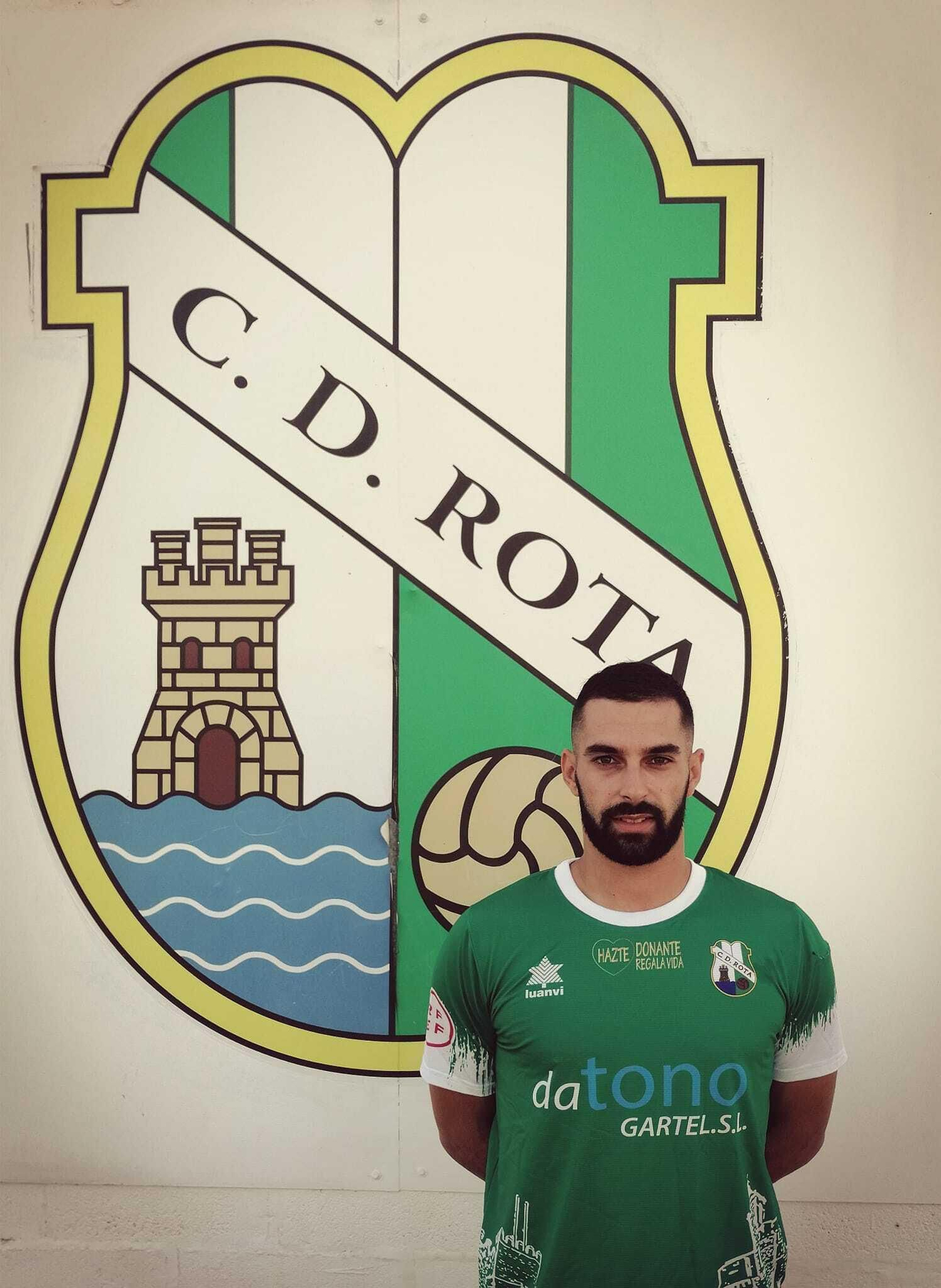 Kiko posa con la camiseta del CD Rota.