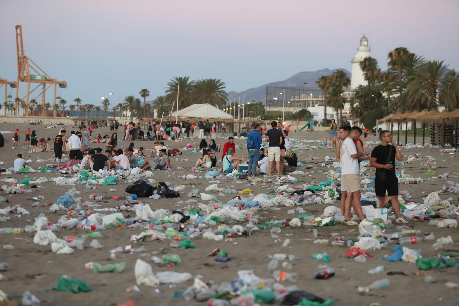 La Malagueta, llena de basura tras la noche de San Juan, en fotos