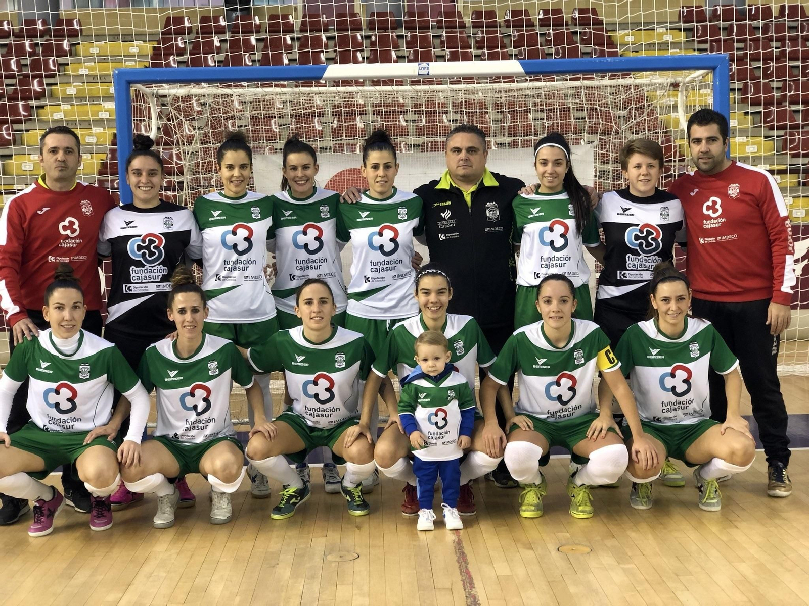 La plantilla y cuerpo técnico del Cajasur Deportivo posa antes del partido ante el Alcorcón.