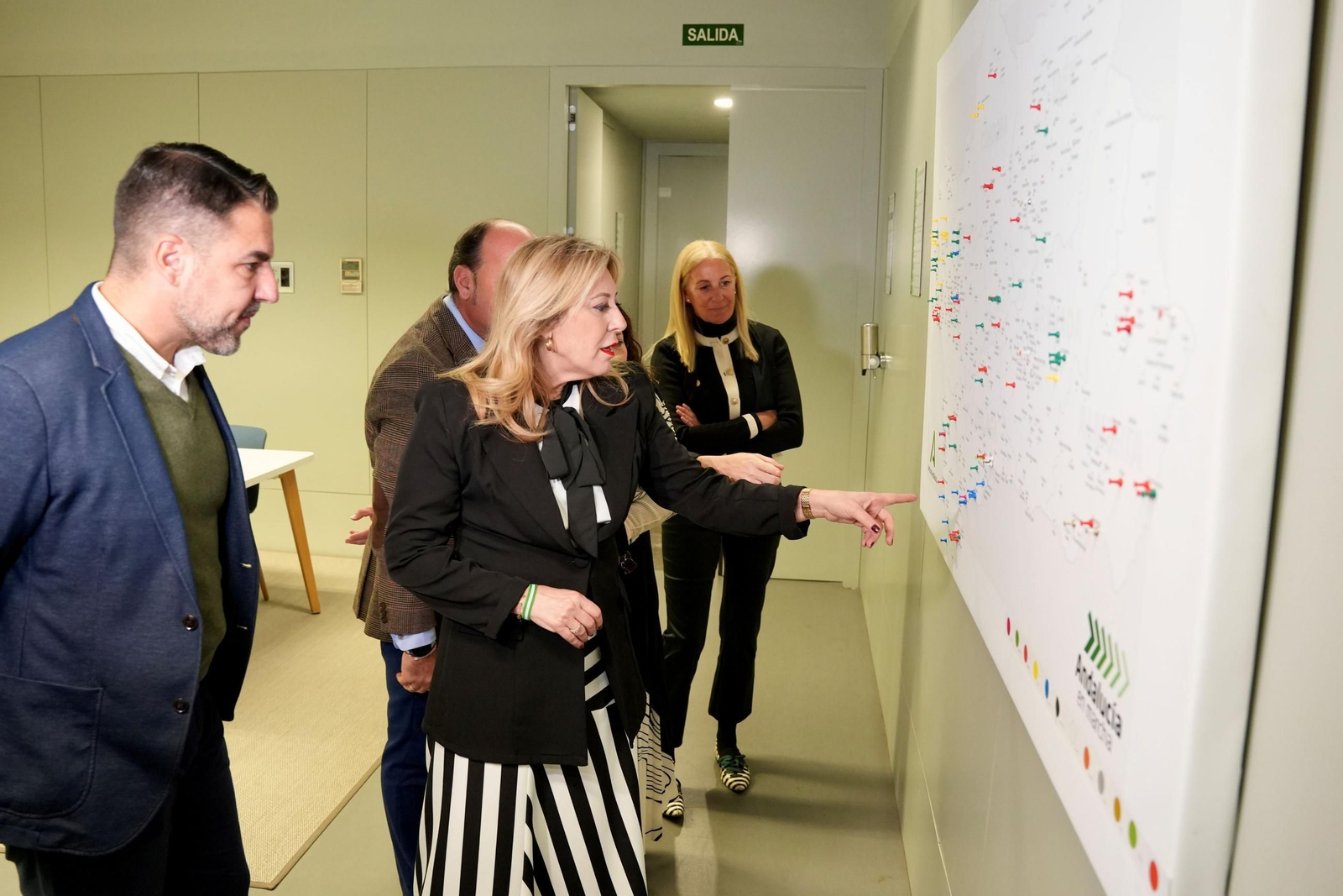 Carolina España durante su visita a la Unidad Aceleradora de Proyectos en Sevilla.