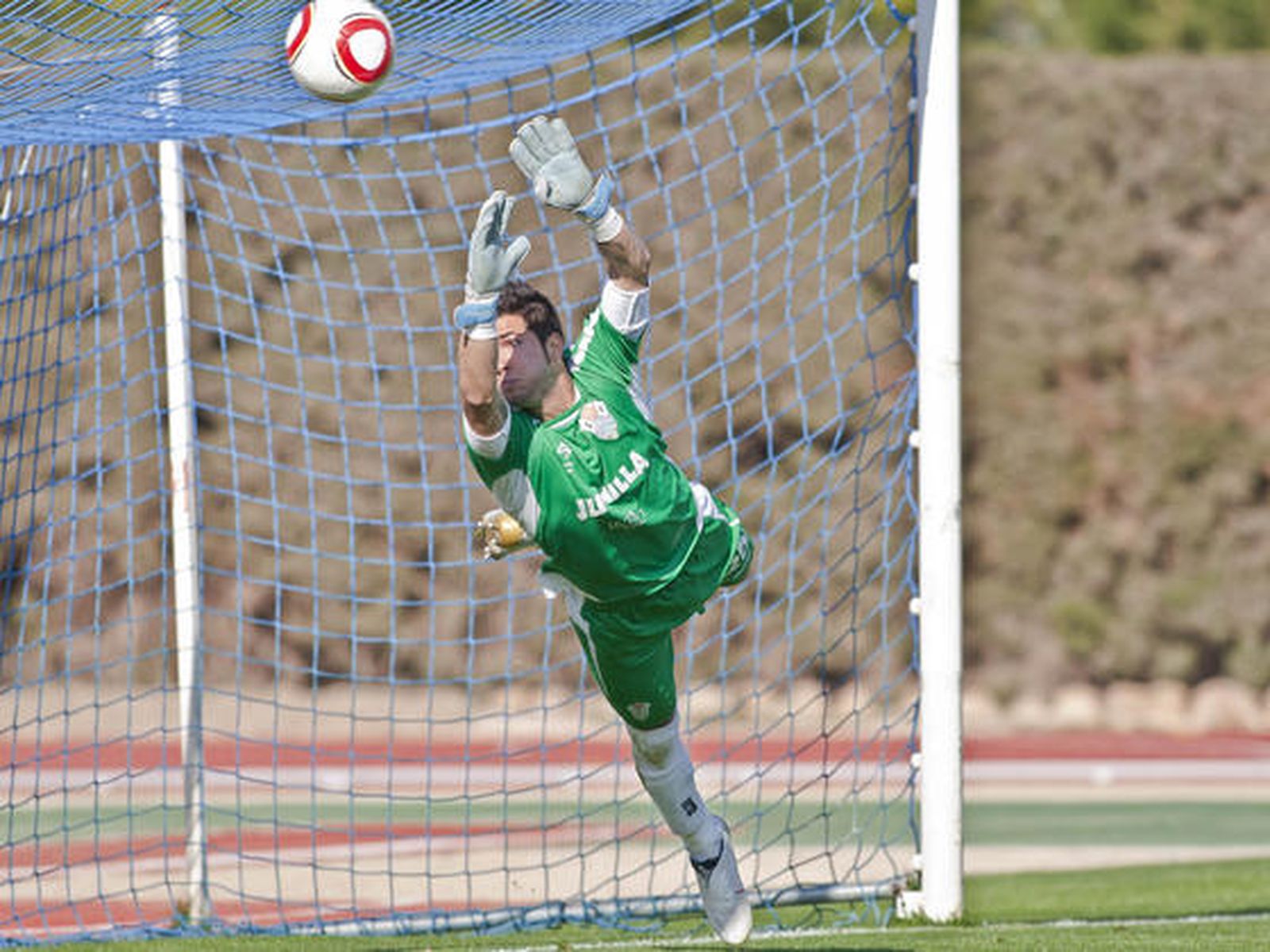 La estirada de Pepelu no puede evitar el tanto del madrileño. 

Foto: LOF