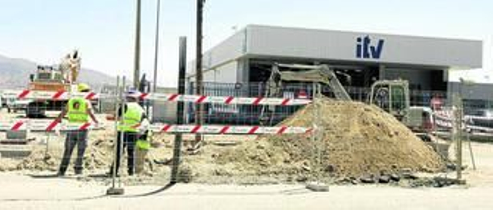 Las obras de urbanización han sitiado la estación de la ITV en el paraje de Zamarula.