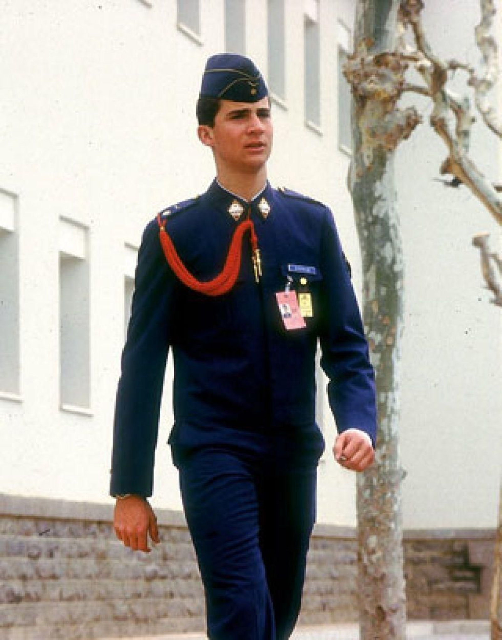 El Rey, de joven, con uniforme militar.