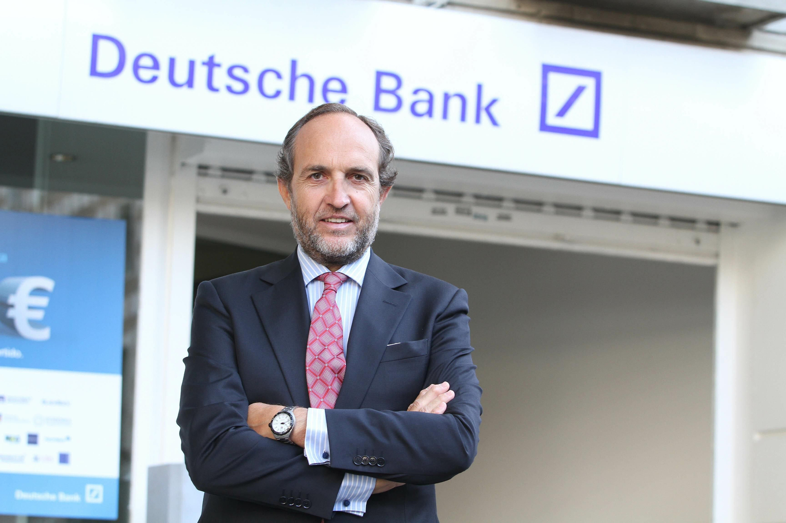 Ignacio Pommarez, ante la sede regional del banco, en Sevilla.