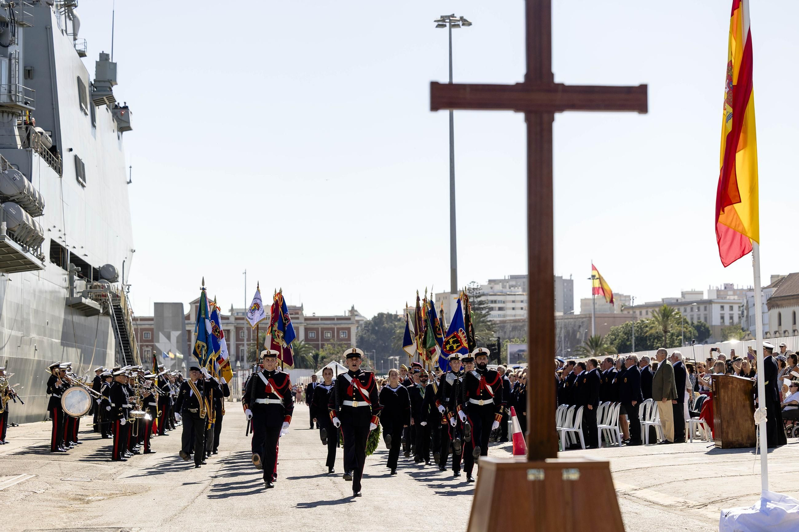 Las imágenes del día del veterano de las Fuerzas Armadas y Guardia Civil en Cádiz.
