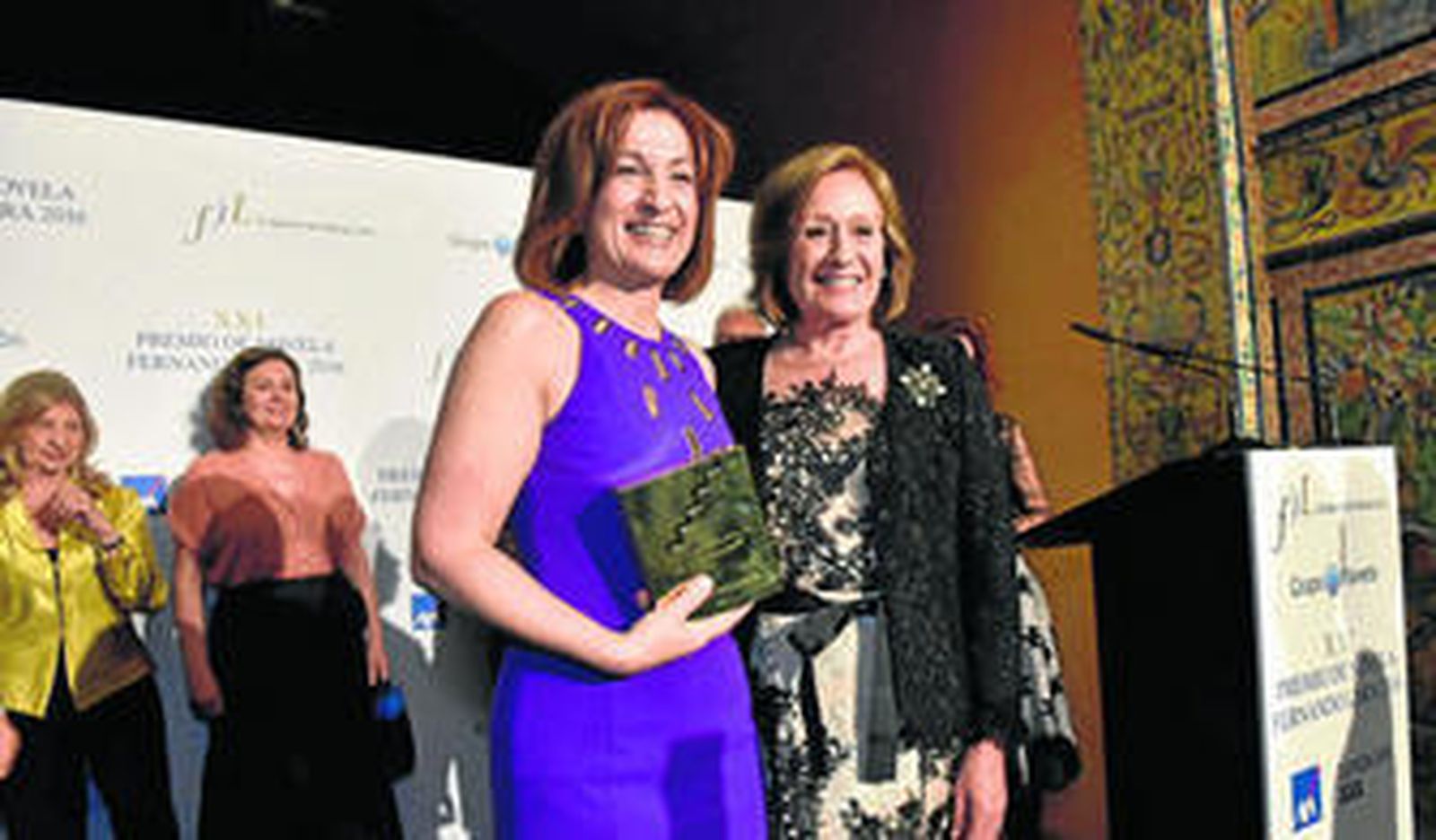 Consuelo García-Píriz entrega el premio Fernando Lara de novela a la madrileña Paloma Sánchez-Garnica. Al fondo, Ana María Ruiz-Tagle y Clara Sánchez, miembros del jurado.