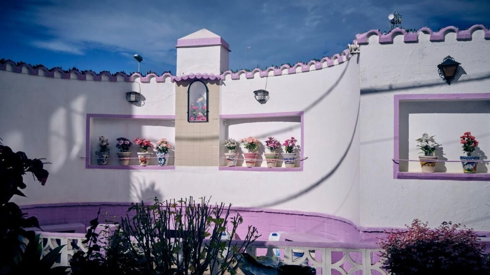 Pequeño parterre con flores en la confluencia de las calles Enrique Calbo con Amadeo Rodríguez, en el bario de San Severiano.