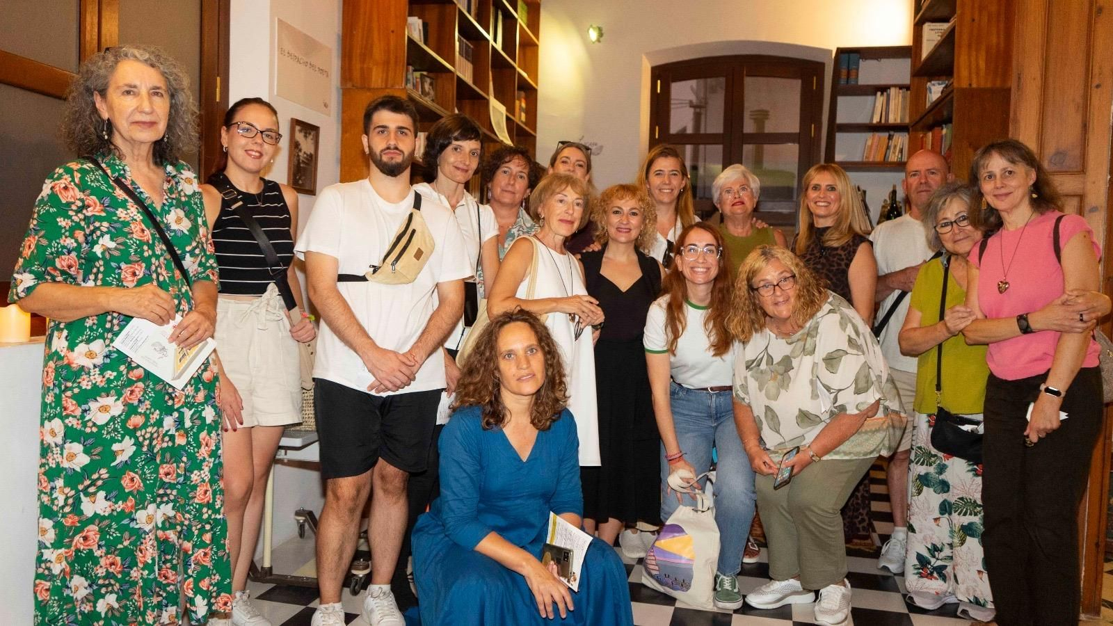 La actriz Mar Galera con los participantes en esta actividad en la Casa de Valente.