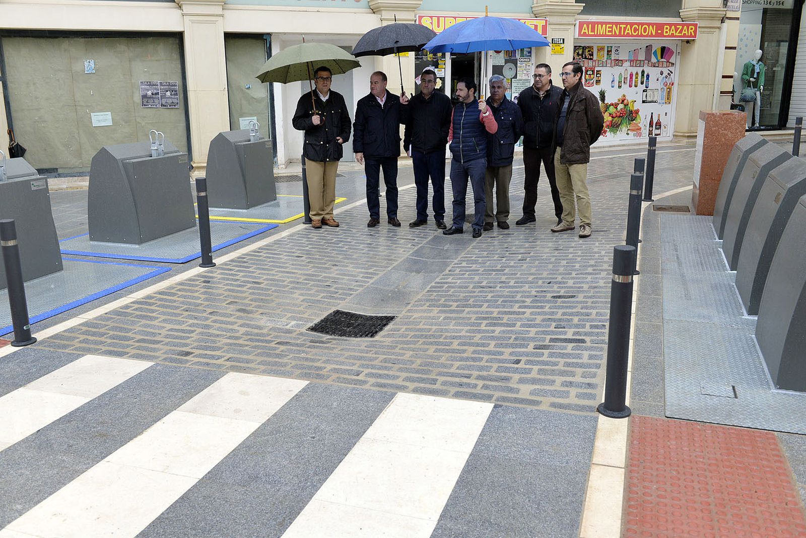 Visita de los responsables municipales, encabezados por el alcalde, Manuel Barón, a la zona reformada.