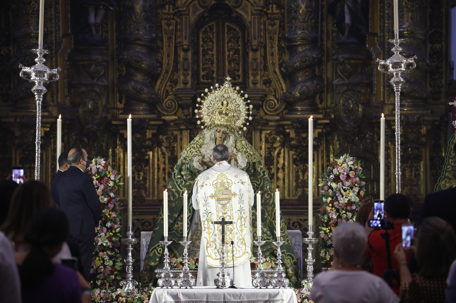 La Virgen de la Esperanza luce con la nueva corona.