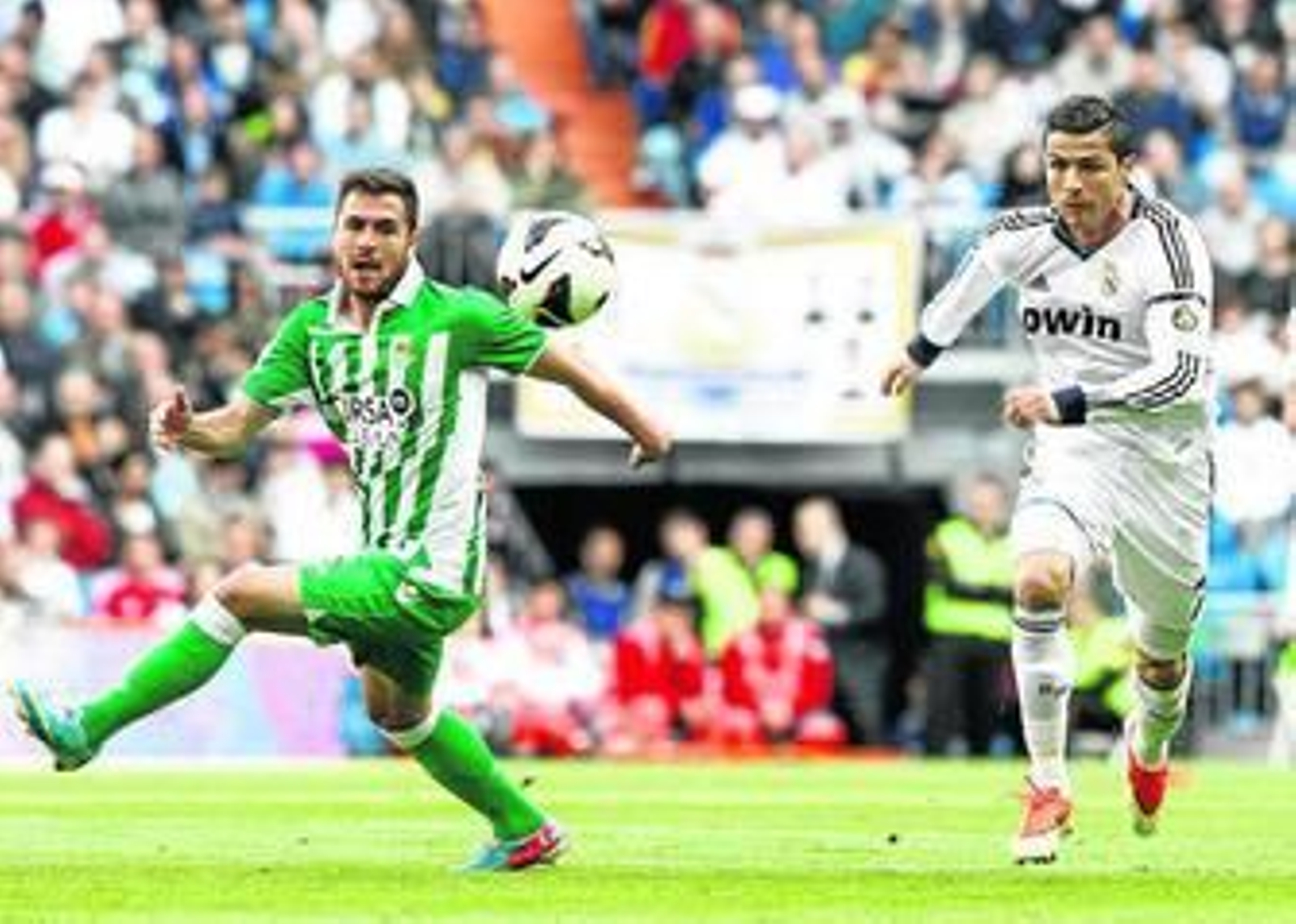 Chica, que percutió bastante por el flanco derecho, arranca para frenar a Cristiano Ronaldo.
