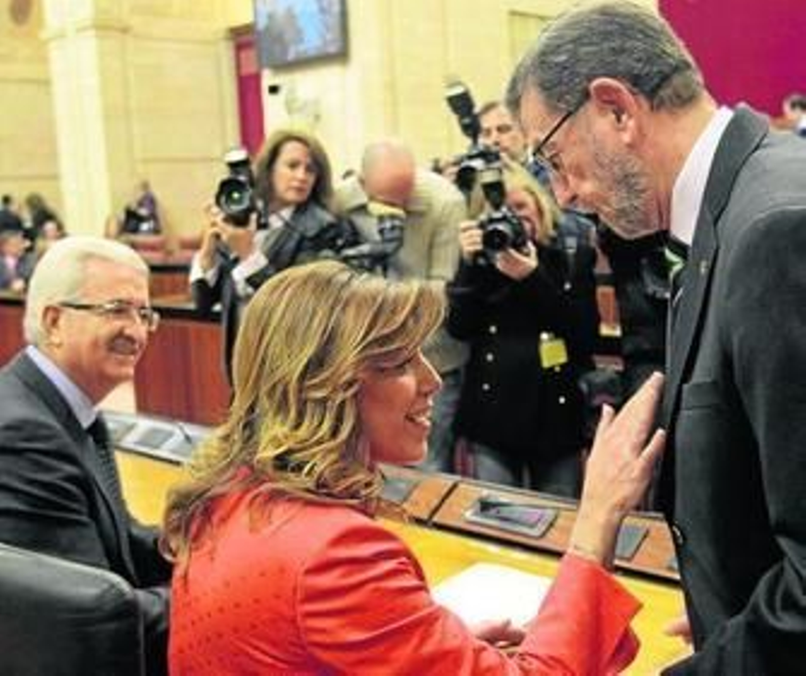 Susana Díaz conversa con Manuel Gracia, presidente del Parlamento andaluz, en presencia de Manuel Jiménez Barrios.