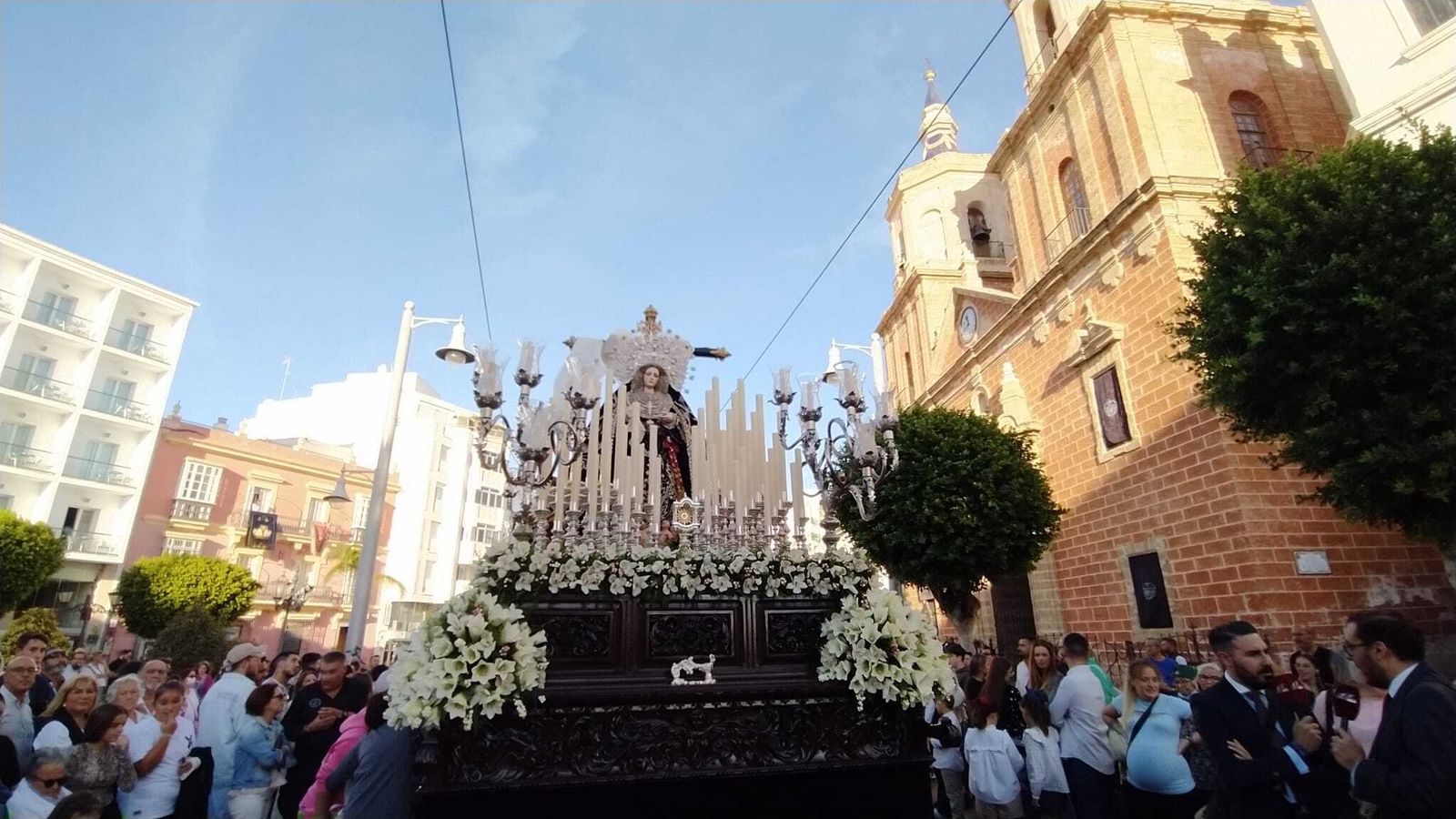 Las imágenes de la Soledad en procesión por las calles de San Fernando