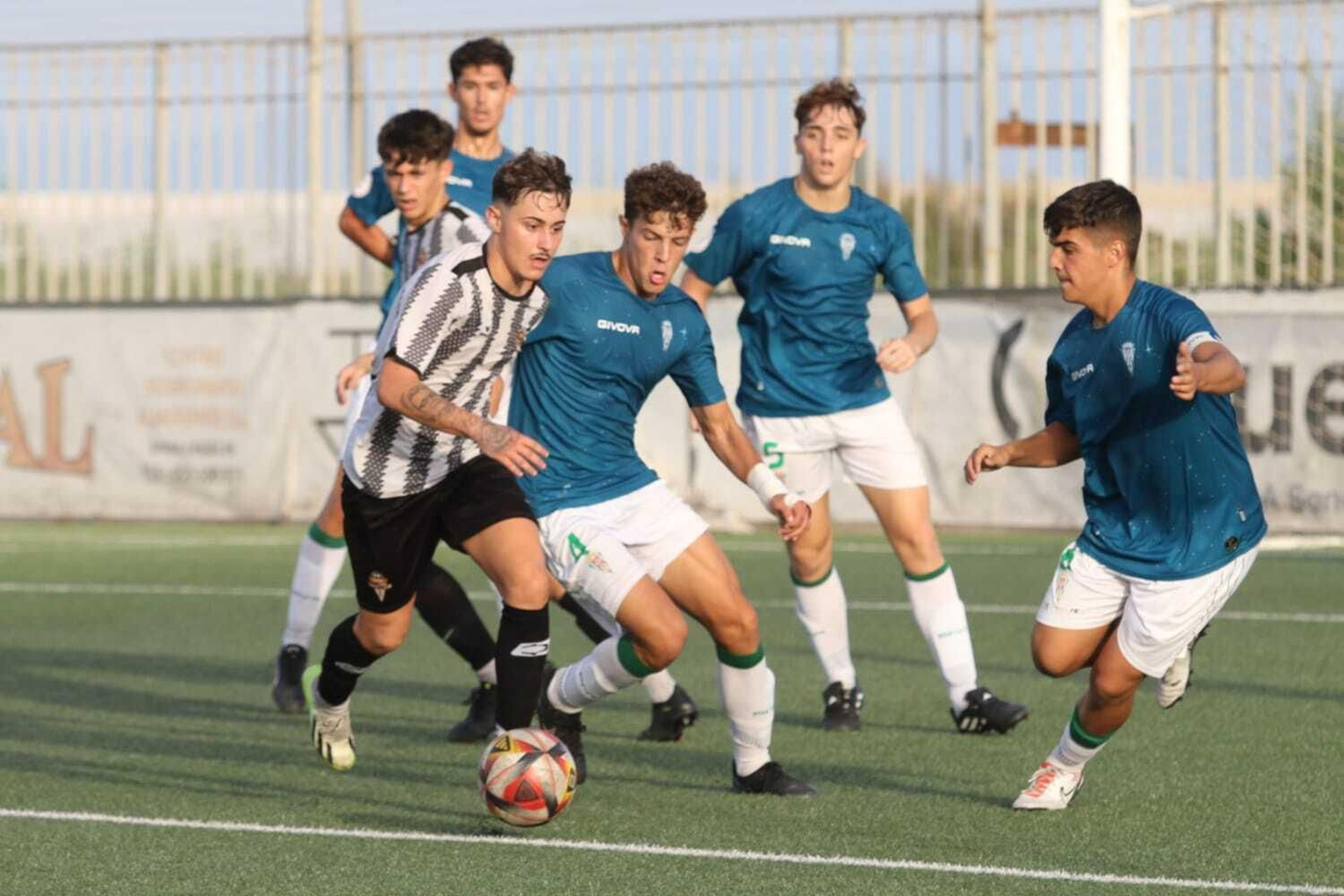 Un jugador del conjunto almeriense conduce el balón ante la oposición rival en un partido de esta temporada.