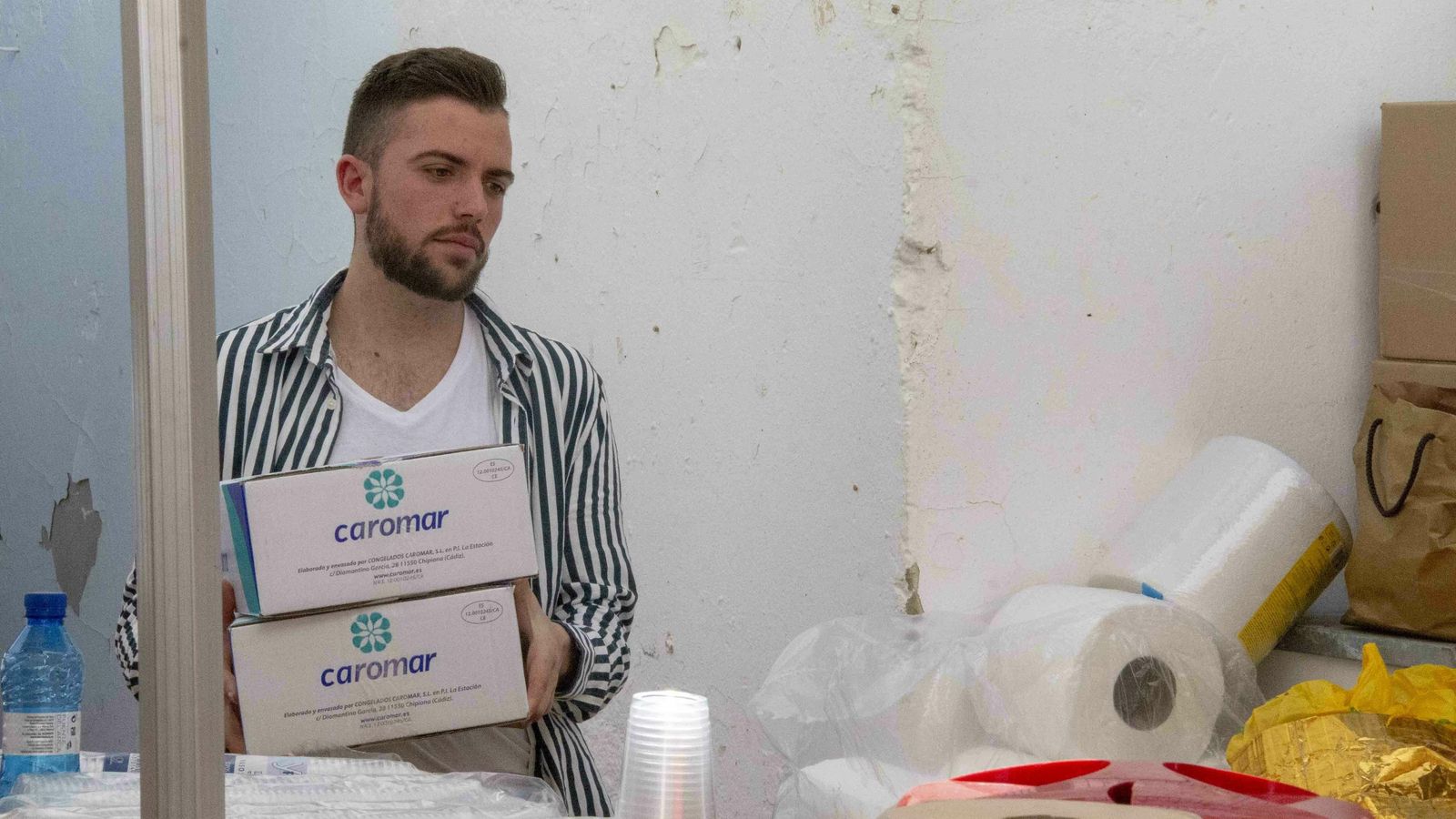 Antonio, hijo de José, ayuda en las labores de preparación.