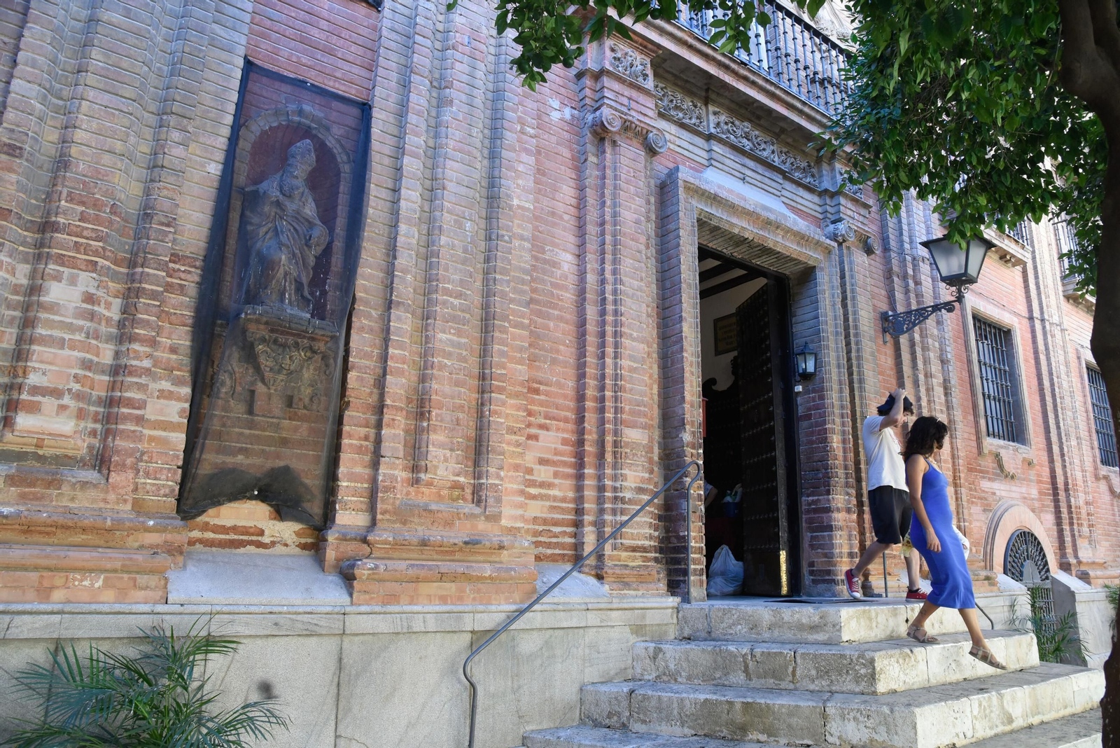 La fachada de la capilla sacramental de la iglesia del Salvador, situada en el Patio de los Naranjos.
