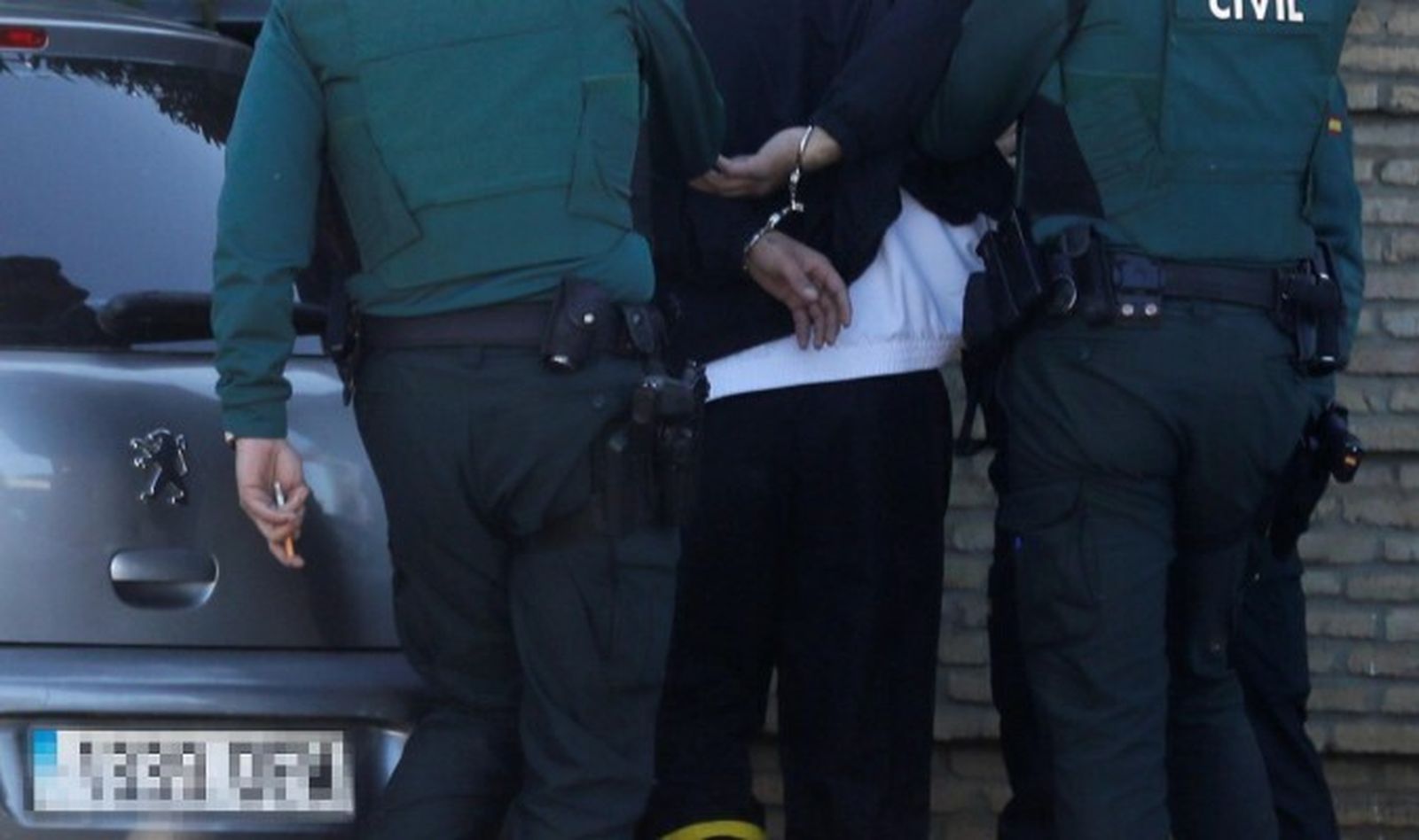 Agentes de la Guardia Civil deteniendo al autor
