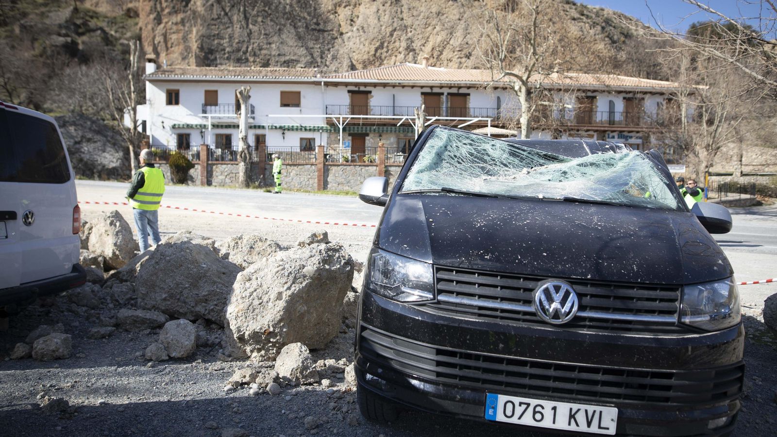 Uno de los coches destrozados por la avalancha