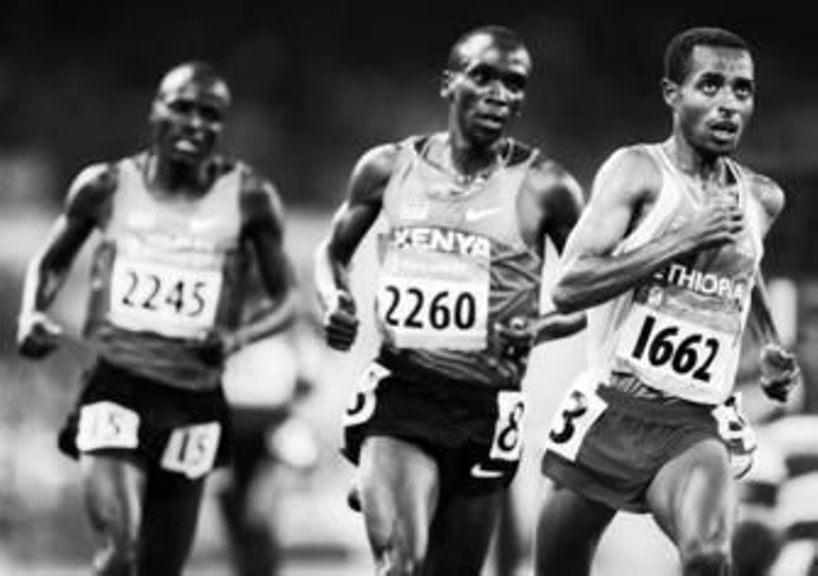 Kenenisa Bekele tira con fuerza en la vuelta final con los dos kenianos detrás.