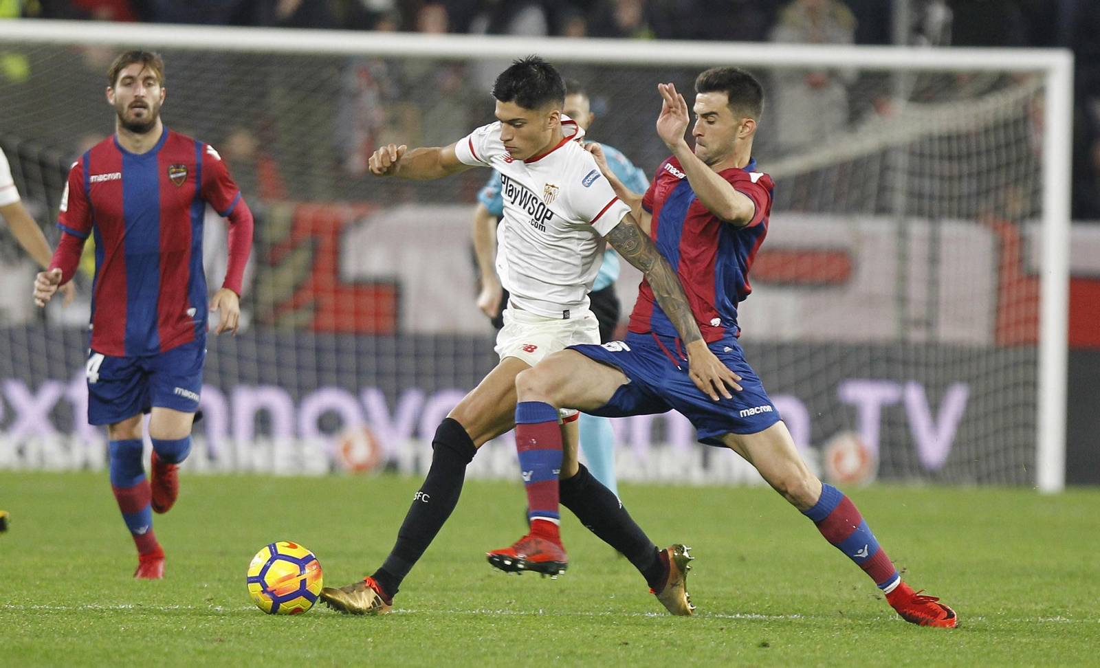 Correa conduce el balón presionado por el levantinista Postigo.