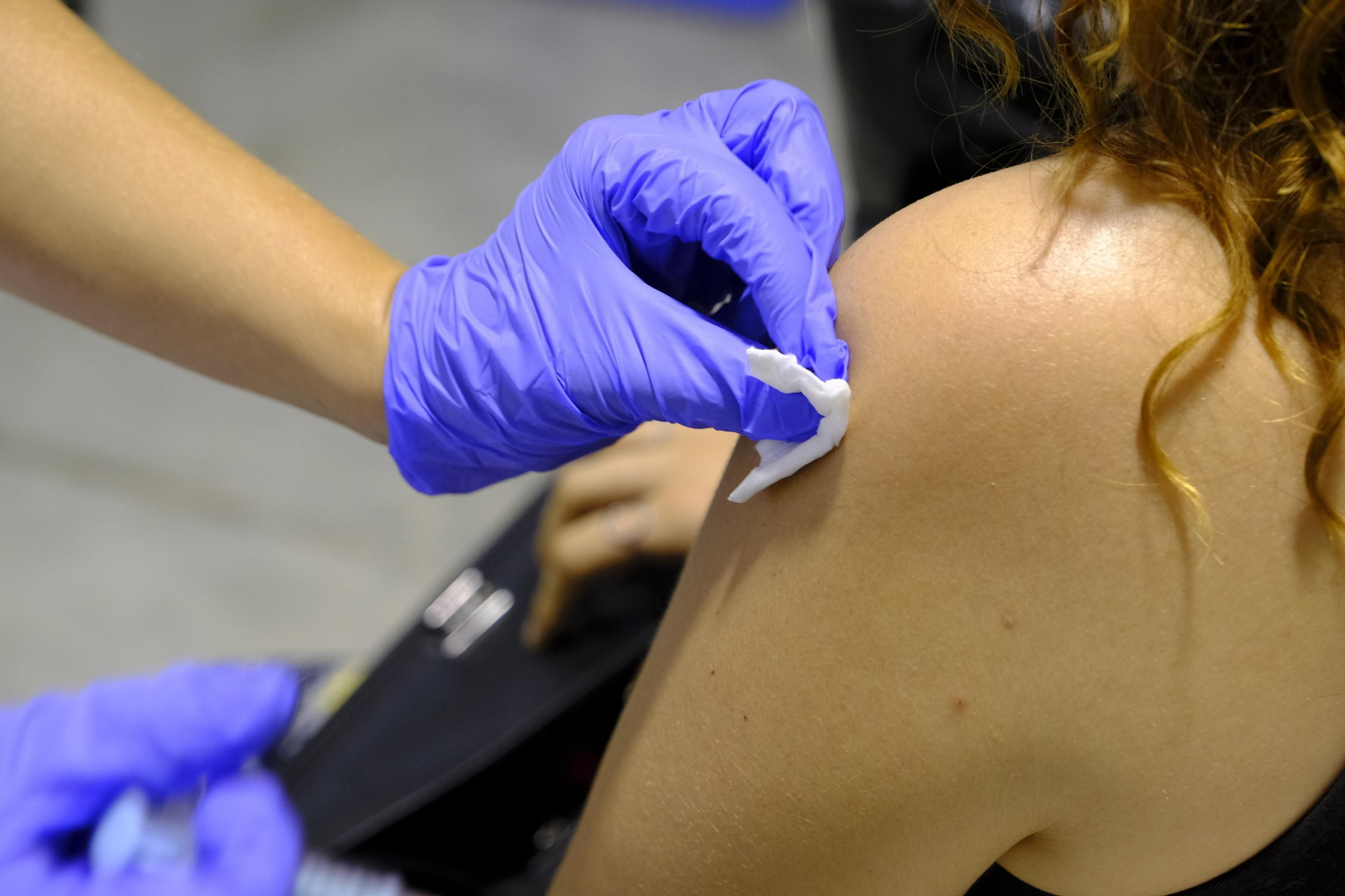 Una joven recibe una dosis frente al SARS-CoV-2.