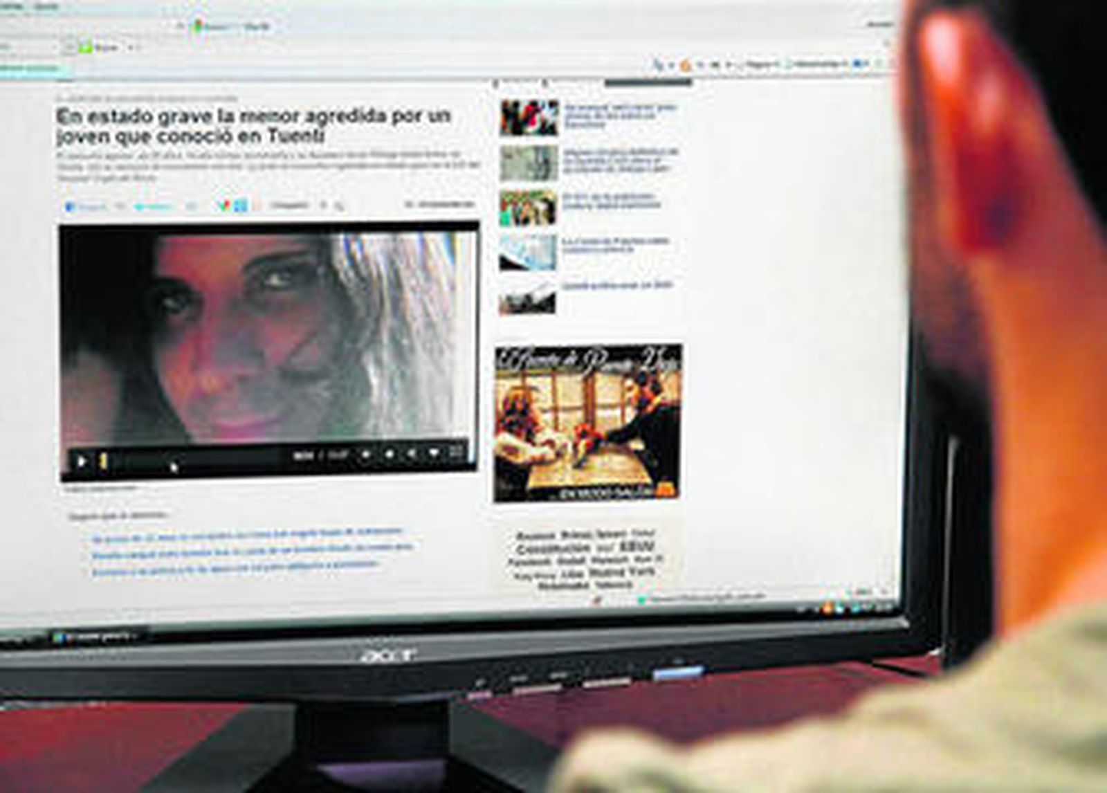 Un joven observa algunas fotografías del agresor que se difundieron ayer por internet.