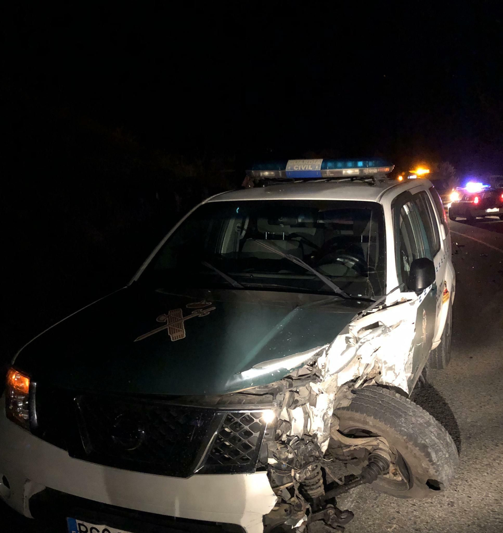 Fotos del accidente de un coche de la Guardia Civil en Casarabonela