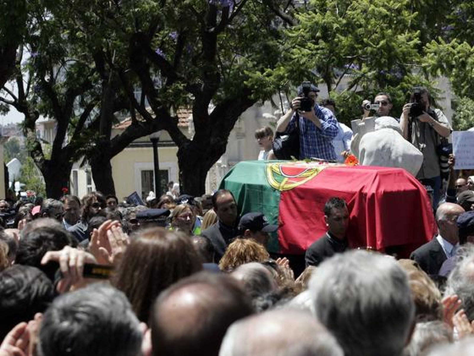 Intelectuales, políticos y cientos de portugueses se despiden del escritor.

Foto: EFE/ AFP/ Reuters
