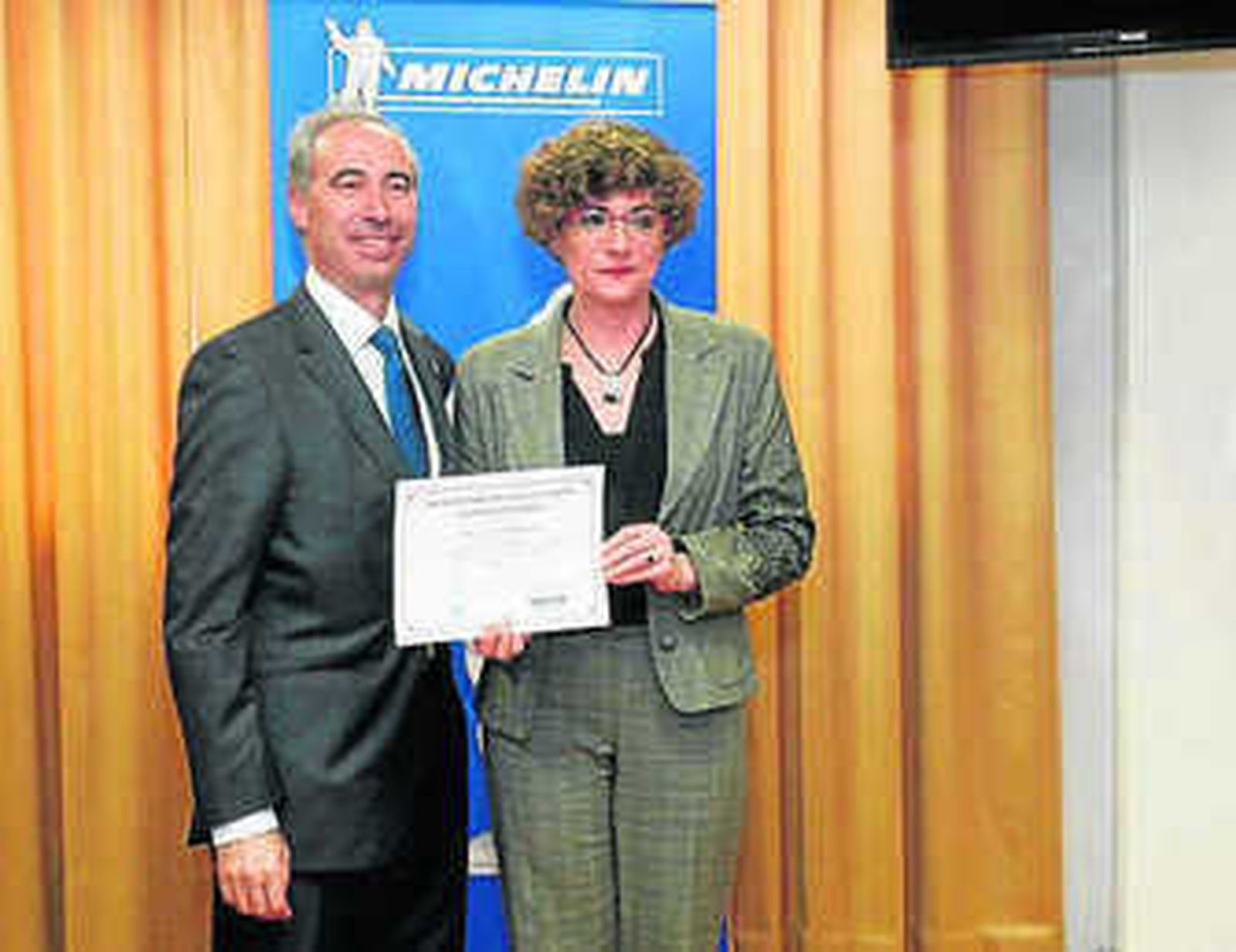 Los alumnos con mejores notas de segundo curso de ingeniería industrial con sus reconocimientos.