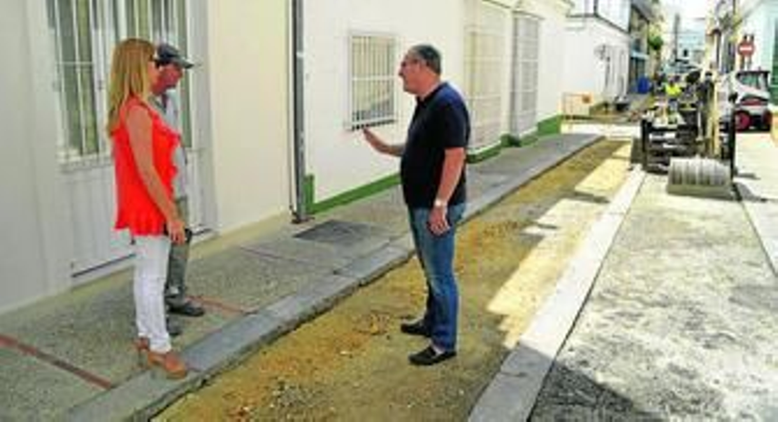 Fotografía de la calle Santa Lucía en obras tomada durante la visita de Claudia Márquez y Antonio Rojas para comprobar la marcha de los trabajos.
