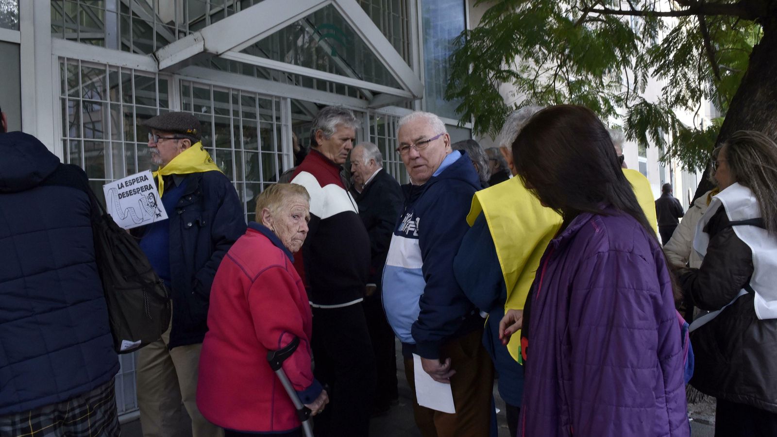 Varios de los asistentes a la protesta ante la Delegación de Salud.