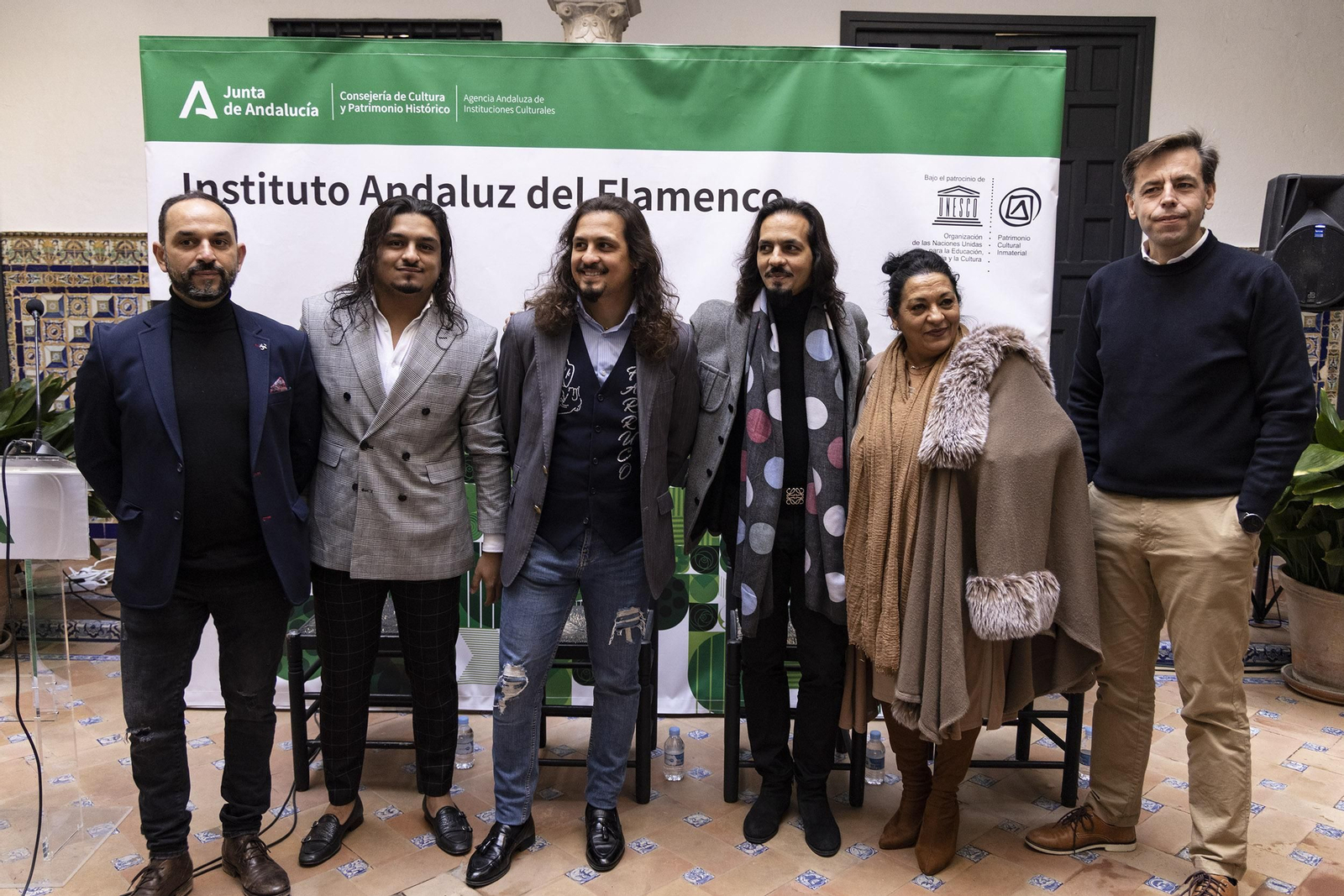 La familia de los Farruco junto al director del Instituto Andaluz del Flamenco, Cristóbal Ortega.