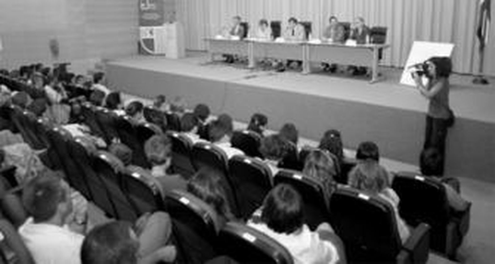 El salón de actos de la Facultad de Trabajo Social, durante el acto de clausura de los cursos.