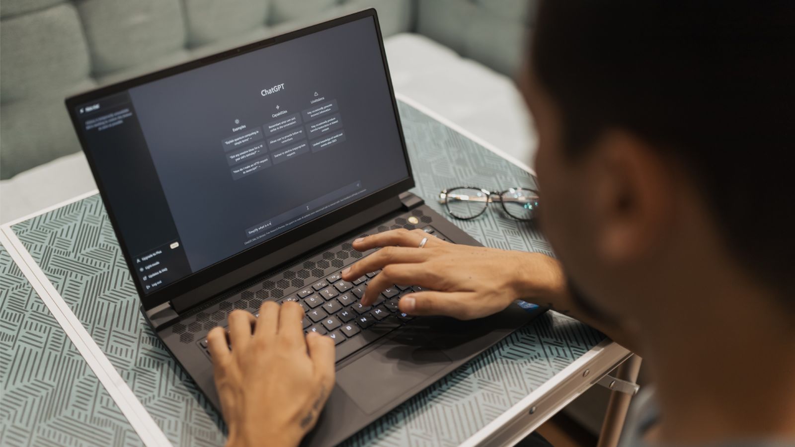 Una persona utiliza el servicio de inteligencia artificial ChatGPT.