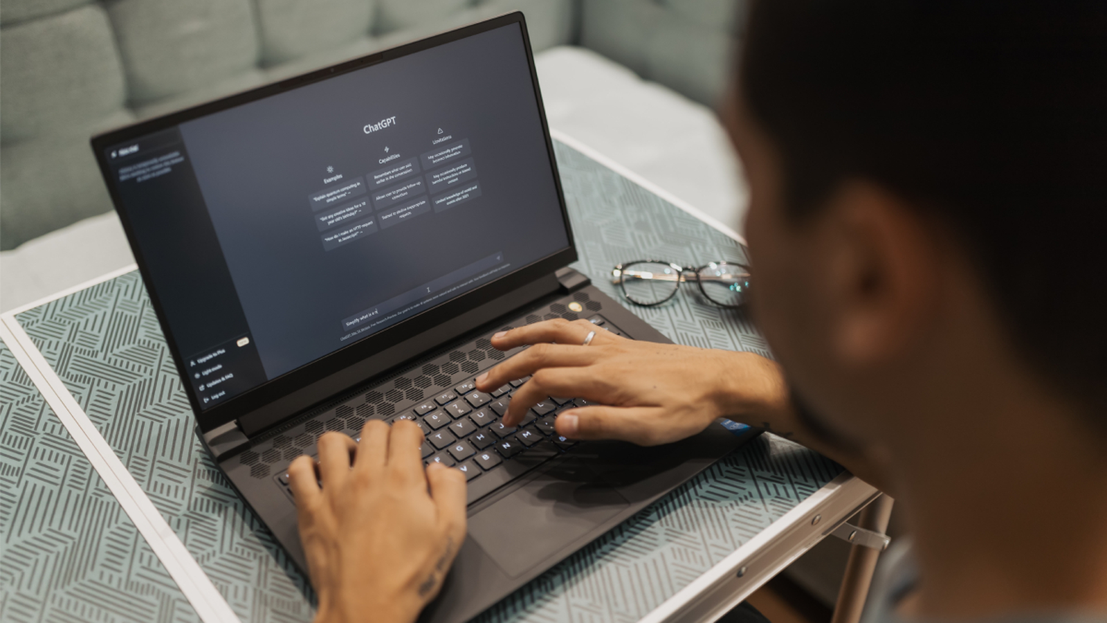 Una persona utiliza el servicio de inteligencia artificial ChatGPT.