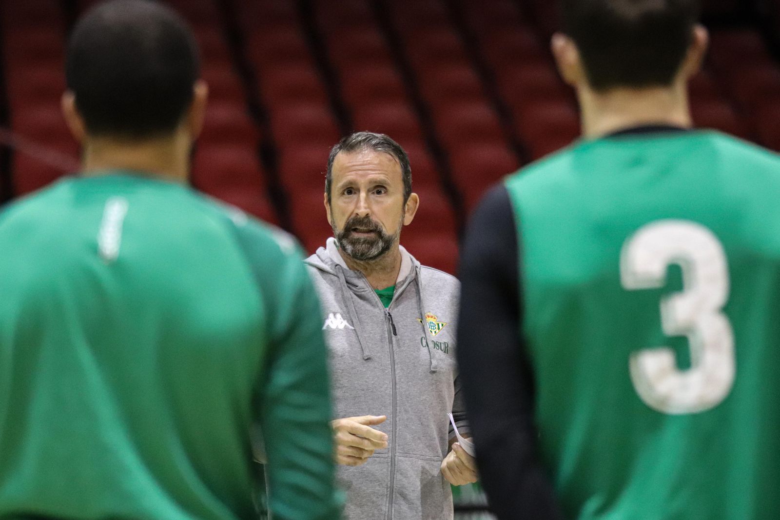 Joan Plaza da indicaciones a sus jugadores.