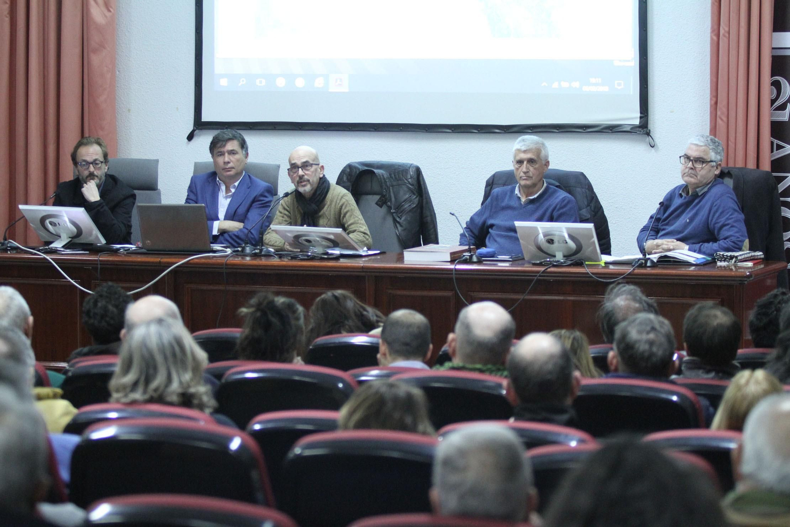 Jesús de Haro, Enrique Martínez, Juan Campos y José Castiñeira, durante la mesa redonda moderada por José María García Rincón, en el centro de la imagen.