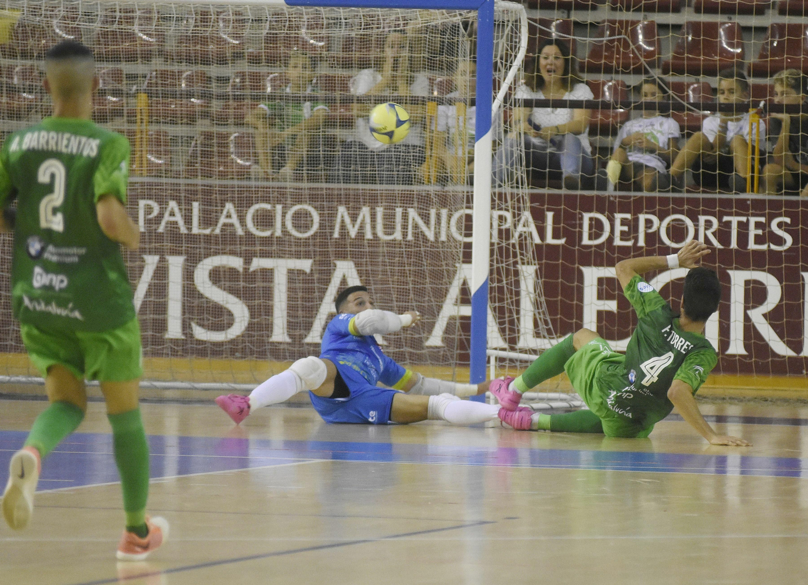 Nando supera a Cristian en el primer tiempo del duelo en Vista Alegre.