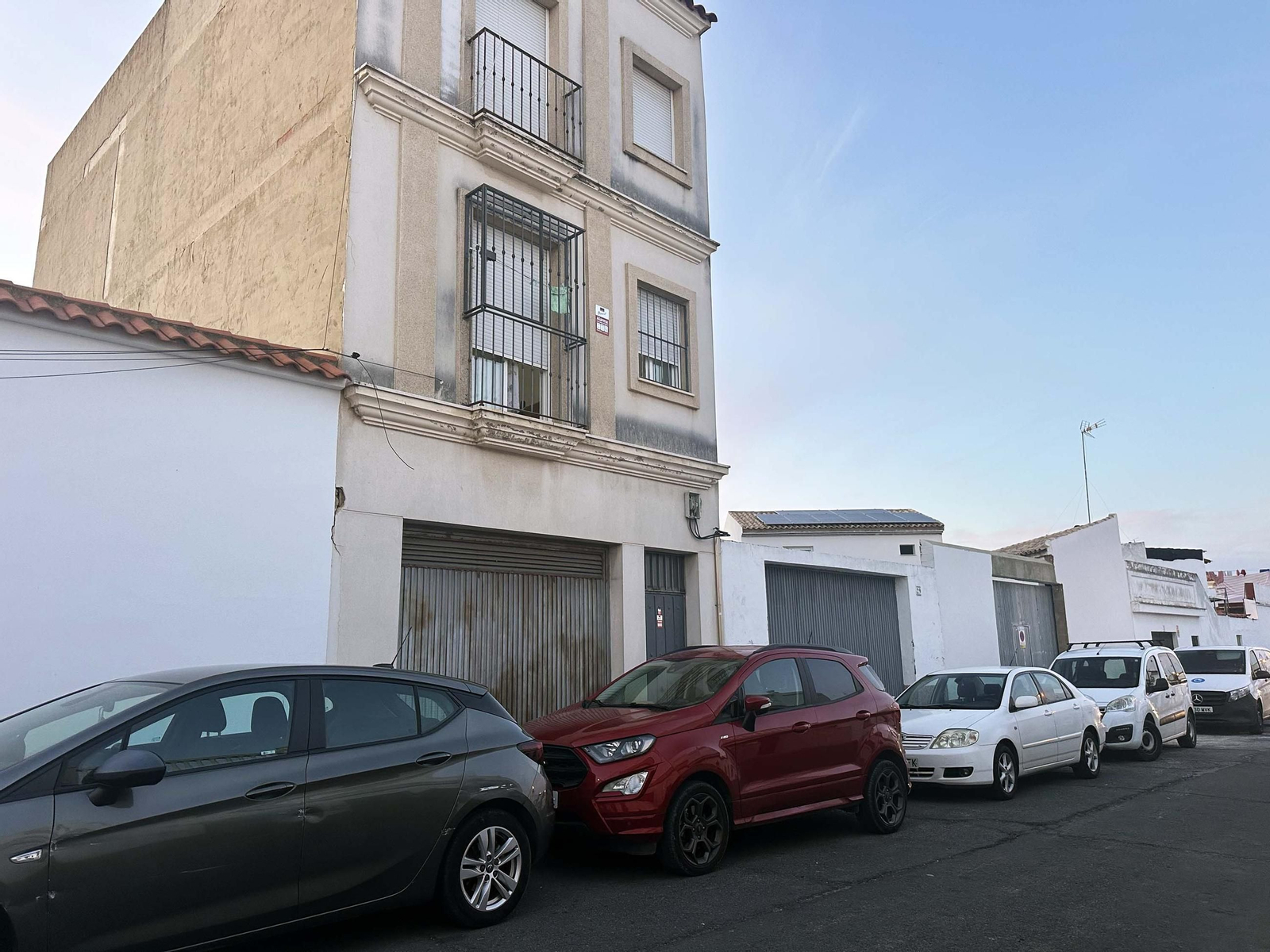 Puerta del garaje donde ocurrieron los hechos, en la calle Virgen del Rosario de Cartaya