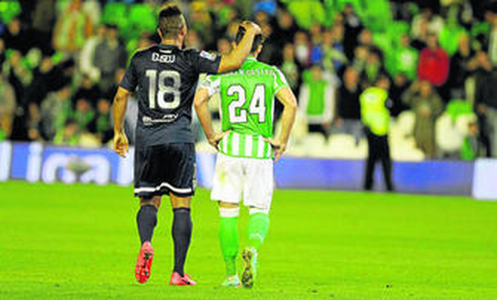 Eliseu consuela a Rubén Castro tras fallar el canario un penalti ante el Málaga.