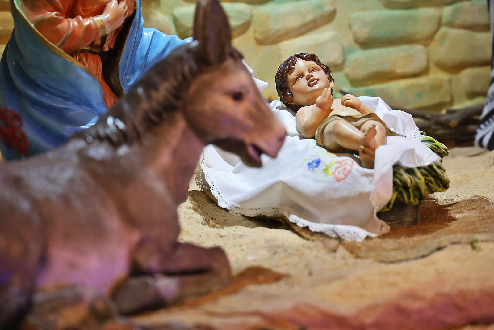 Imágenes de la inauguración del Belén Solidario del Consejo de Cofradías y Hermandades y el Corte Inglés