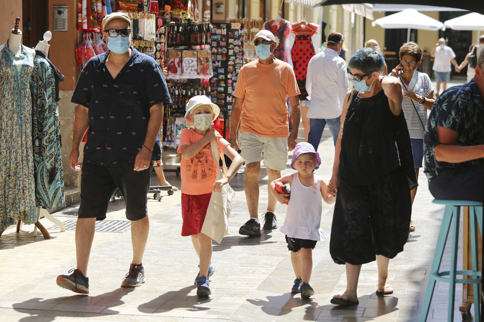 Un grupo de turistas pasea por el Centro de Málaga.