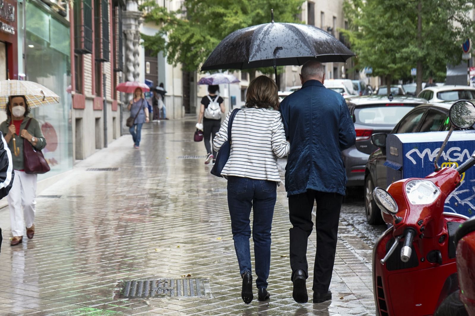 Granada da la bienvenida a un verano pasado por agua