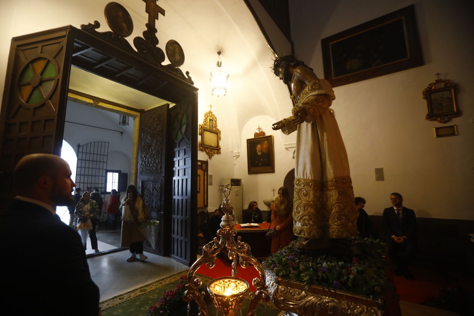 El besapiés el Señor de la Humildad y Paciencia de Córdoba, en imágenes