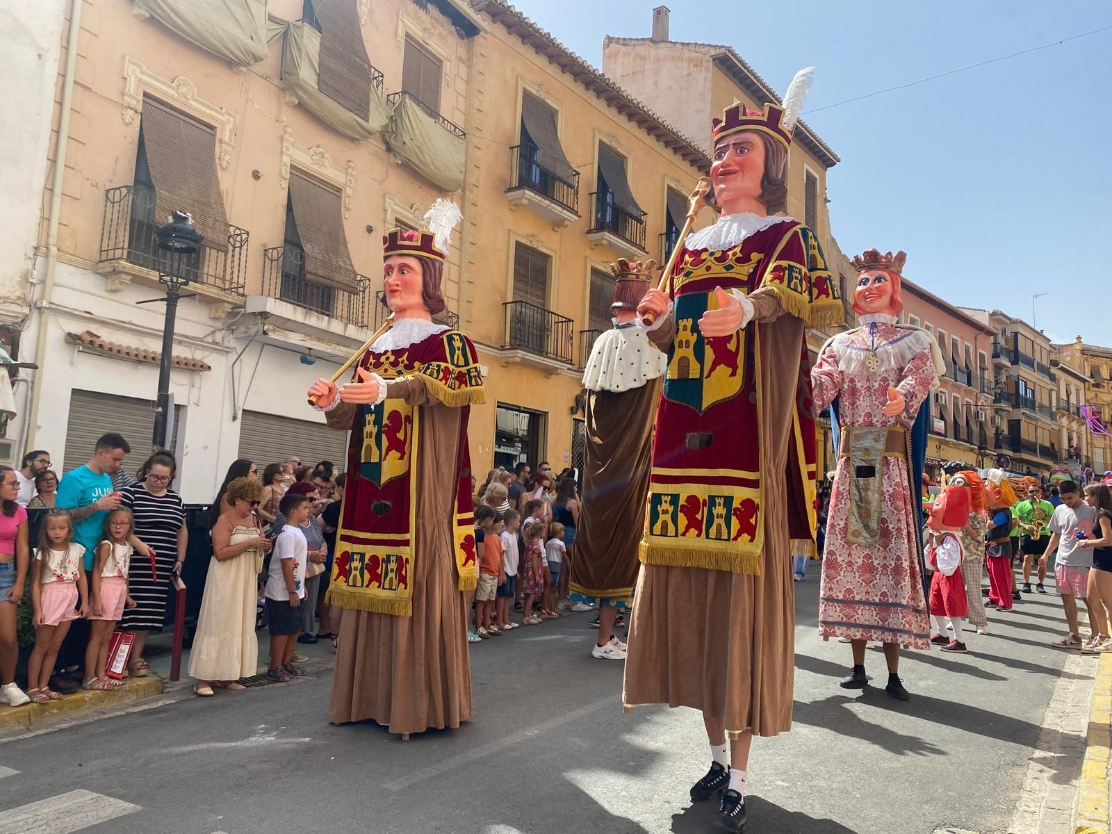 Así ha sido la Pública de Fiestas de este pueblo de Granada: Gigantes y Cabezudos recorren sus calles