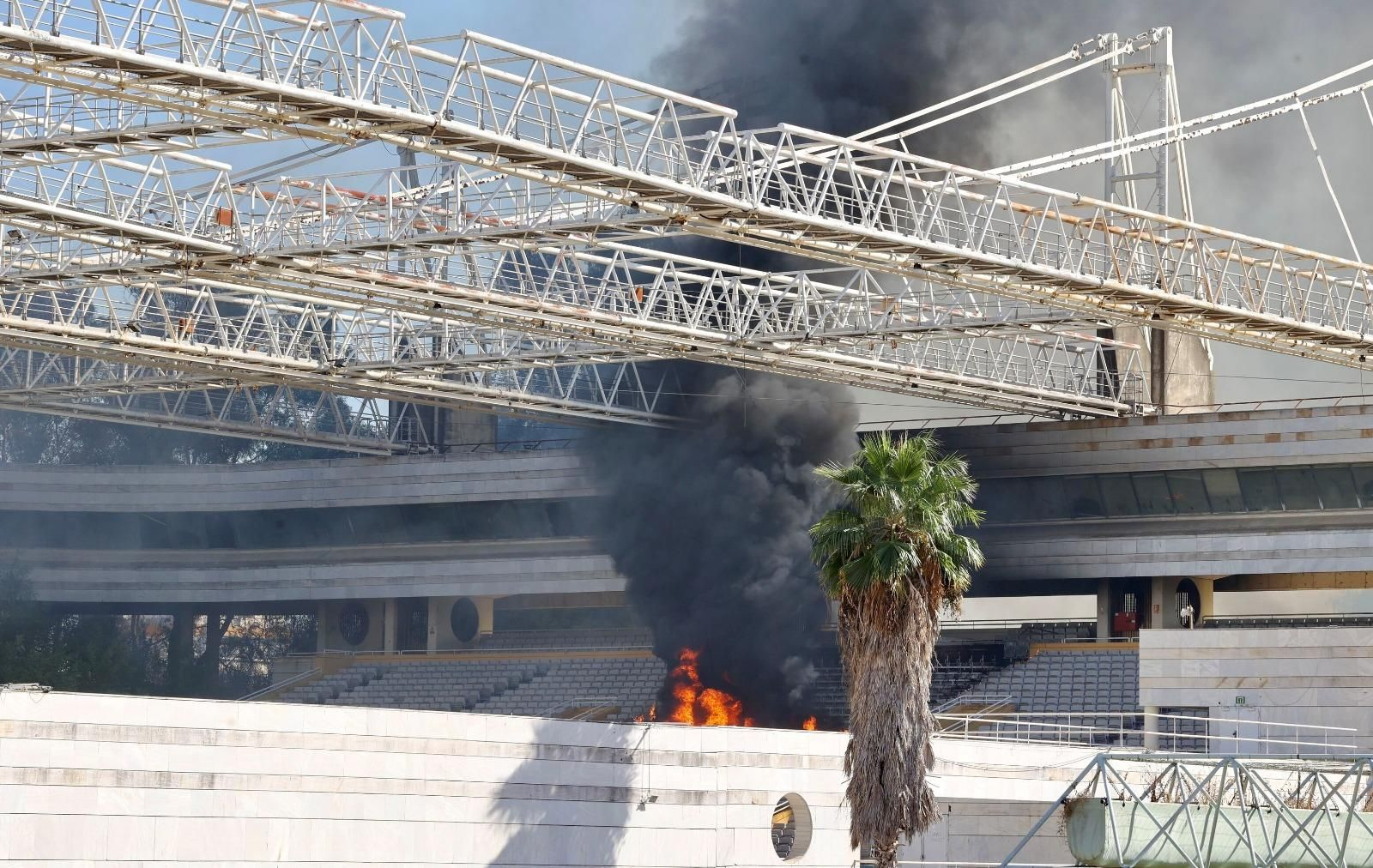 Las imágenes del incendio del auditorio Rocío Jurado