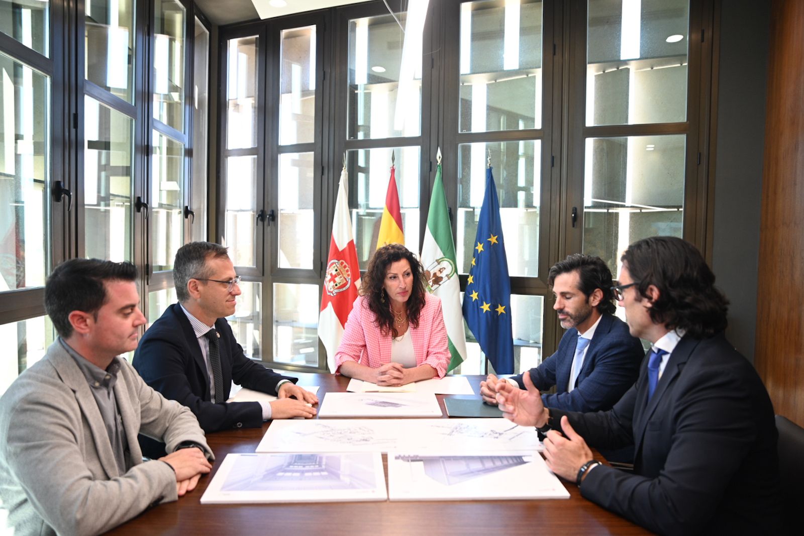 La alcaldesa y el concejal con técnicos y los representantes de Prezero