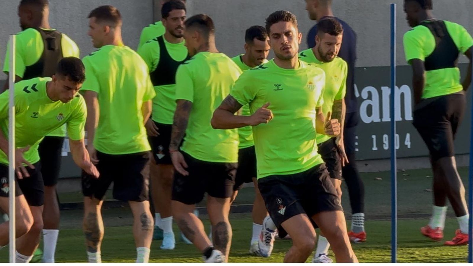 Bartra y Lo Celso entrenando antes del derbi
