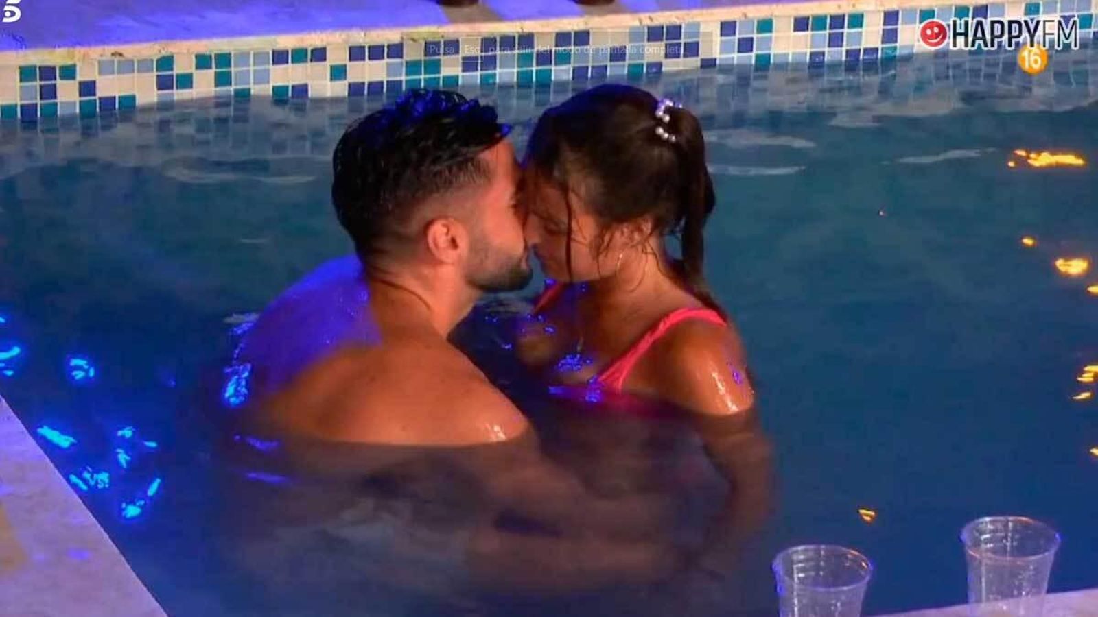 Beso de Mayka y Oscar en la piscina. Beso de Mayka y Oscar en la piscina.