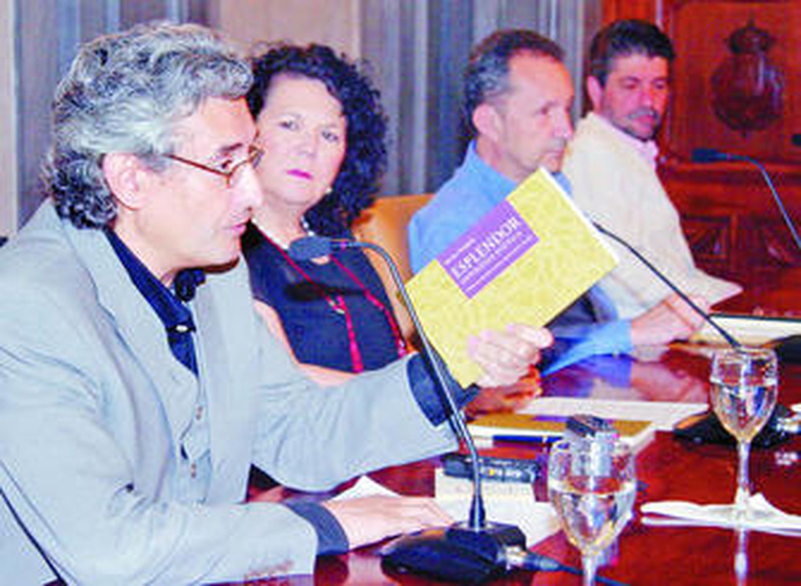 José Julio Cabanillas, Ángela Mendaro, Abelardo Linares y José Daniel M. Serrallé, en la Casa de la Provincia.